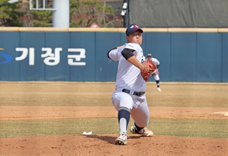 2026 명문고야구열전 네 번째 날인 4일 부산 기장현대차드림볼파크에서 열린 경남고:마산고의 준결승 경기에서 마산고 이윤성 선수가 역투 하고 있다. 사진=박범준 기자