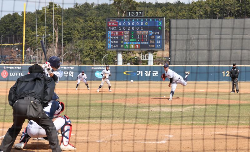 2026 명문고야구열전 네 번째 날인 4일 부산 기장현대차드림볼파크에서 열린 경남고:마산고의 준결승 경기에서 마산고 이윤성 선수가 역투 하고 있다. 사진=박범준 기자
