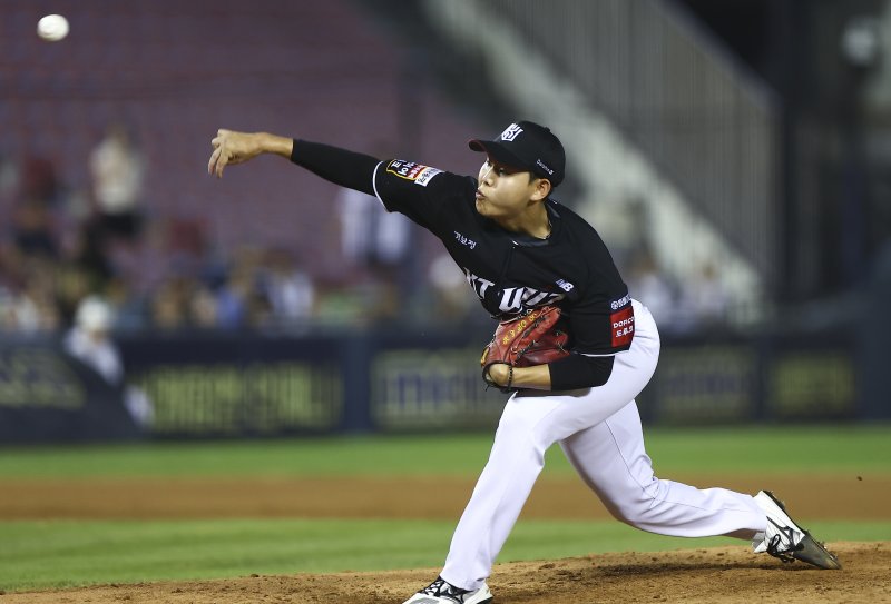 [서울=뉴시스] 김근수 기자 = 서울 송파구 잠실야구장에서 열린 프로야구 '2025 신한 SOL 뱅크 KBO리그' KT 위즈와 두산 베어스의 경기, 7회말 KT 선발 소형준이 공을 던지고 있다. 2025.08.24. ks@newsis.com