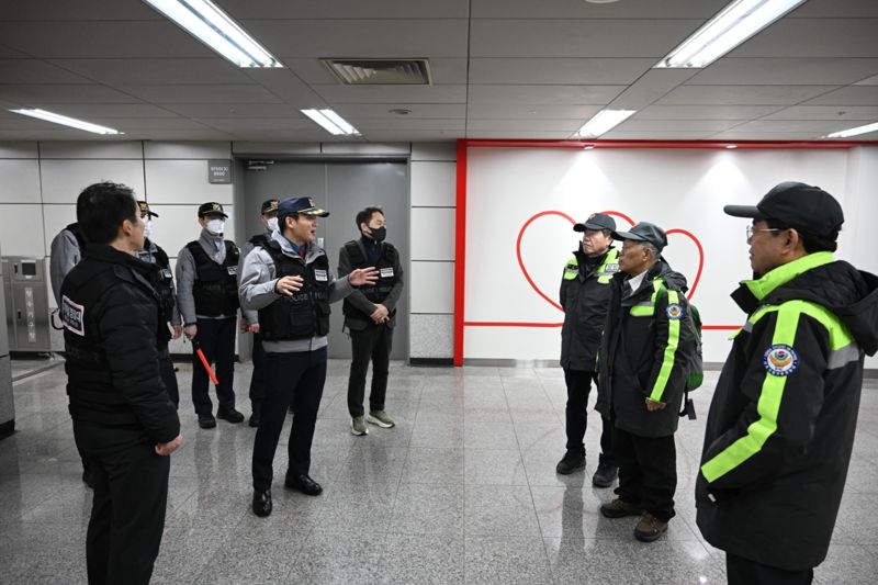 지난달 13일 김경운 지하철경찰대장을 포함한 지하철경찰대 경찰관들과 함께 서초 자율방범대가 고속터미널역 승강장과 대합실, 역까지 이어지는 구간을 순찰했다. 순찰을 마치고 김 대장이 지하철역내에서 지하철경찰대의 활동과 자율방범대와 협력 필요성 등 설명하는 모습. 지하철경찰대 제공