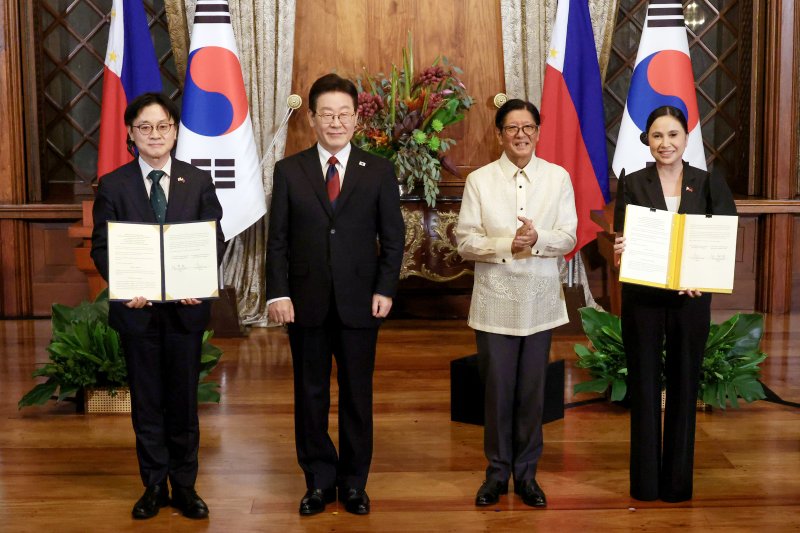 [마닐라=뉴시스] 최동준 기자 = 김정관 산업부 장관과 마리아 크리스티나 알데게르 로케 필리핀 통상산업부 장관이 3일(현지 시간) 필리핀 마닐라 말라카냥궁에서 이재명 대통령과 페르디난드 마르코스 주니어 대통령이 임석한 가운데 무역·투자·경제협력에 관한 개정 양해각서를 체결한 뒤 기념촬영을 하고 있다. 2026.03.03. photocdj@newsis.com