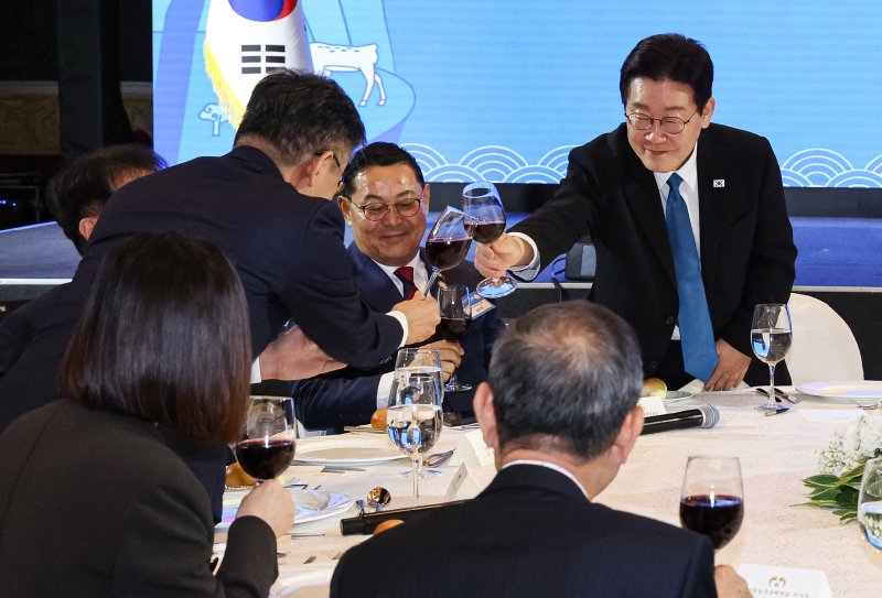 필리핀을 국빈 방문 중인 이재명 대통령이 4일(현지 시간) 마닐라 한 호텔에서 열린 동포 오찬 간담회에서 참석자들과 건배를 하고 있다. 뉴시스