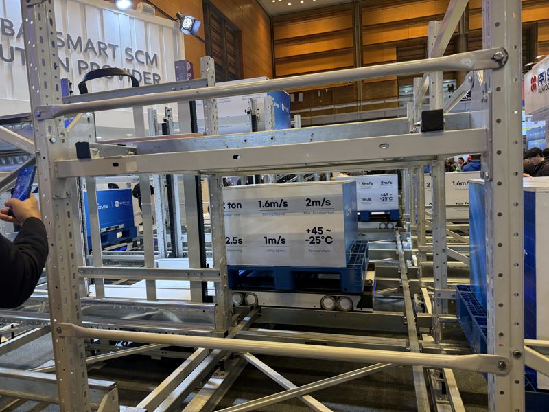 4일 서울 강남구 코엑스에서 개막한 '2026 스마트공장·자동화산업전(AW 2026)'에서 공개된 현대글로비스의 파렛트 셔틀. 사진=강구귀 기자