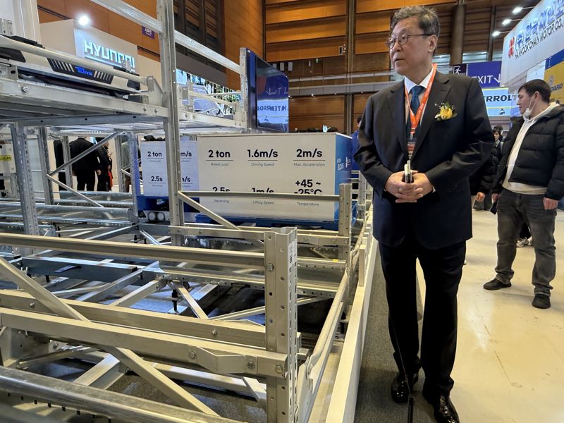 이규복 현대글로비스 대표이사 사장이 4일 서울 강남구 코엑스에서 개막한 '2026 스마트공장·자동화산업전(AW 2026)'에서 팔레트 셔틀을 보고 있다. 사진=강구귀 기자