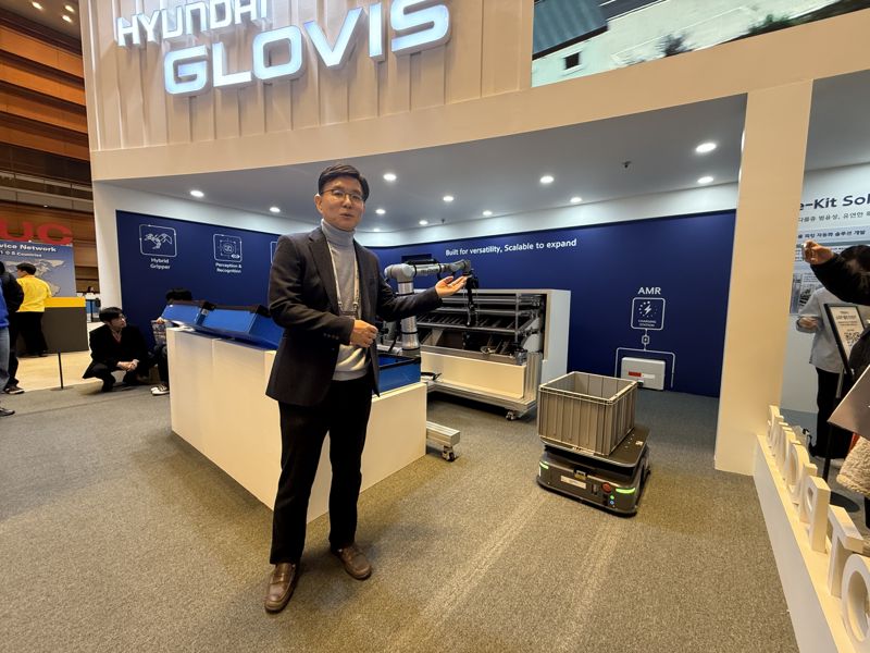 한규헌 현대글로비스 미래물류기술센터장 상무가 4일 서울 강남구 코엑스에서 개막한 '2026 스마트공장·자동화산업전(AW 2026)'에서 설명하고 있다. 사진=강구귀 기자