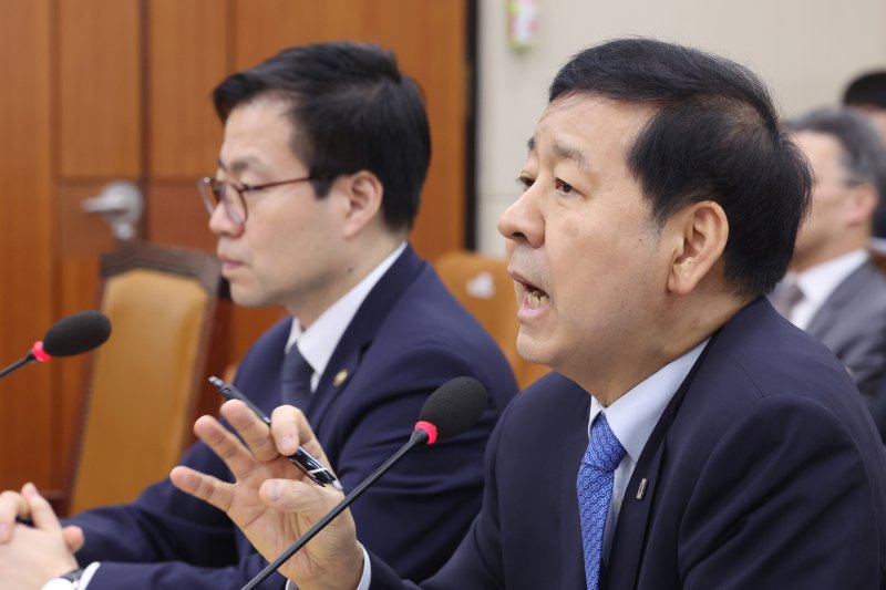 구윤철 부총리 겸 재정경제부 장관이 4일 서울 여의도 국회에서 열린 대미투자특별법 처리를 위한 특별위원회 전체회의에서 의원 질의에 답변하고 있다. 2026.3.4 ⓒ 뉴스1 신웅수 기자