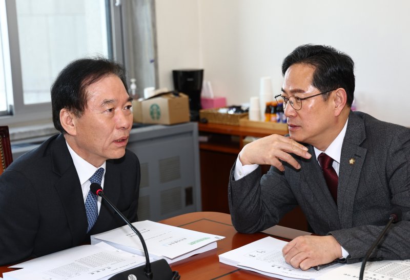 정태호 대미투자특별법 처리를 위한 특별위원회 법안소위원장과 박수영 야당 간사가 4일 오후 서울 여의도 국회에서 열린 소위원회에서 대화를 나누고 있다. 뉴시스