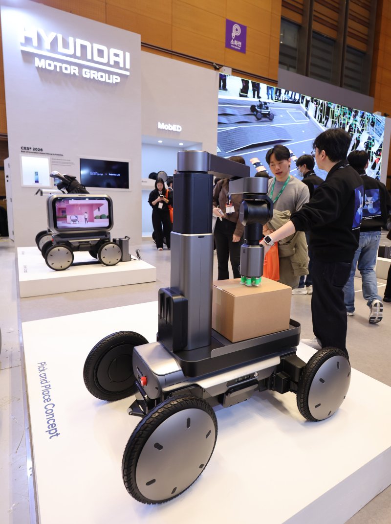 4일 서울 강남구 코엑스에서 열린 ‘2026 스마트공장·자동화산업전(AW 2026)’에서 관람객들이 현대자동차그룹 로보틱스랩의 모베드(MobED)를 둘러보고 있다. 2026.3.4 ⓒ 뉴스1 박지혜 기자