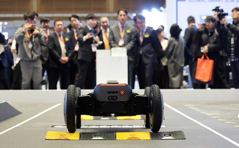 4일 서울 강남구 코엑스에서 열린 ‘2026 스마트공장·자동화산업전(AW 2026)’에서 현대자동차그룹 로보틱스랩의 모베드(MobED) 시연이 진행되고 있다. 2026.3.4 ⓒ 뉴스1 박지혜 기자