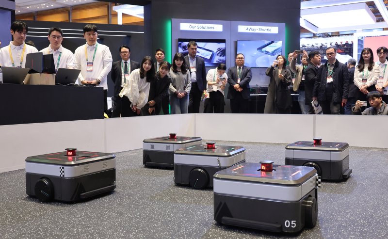 4일 서울 강남구 코엑스에서 열린 ‘2026 스마트공장·자동화산업전(AW 2026)’ 현대 무벡스 부스에서 자율주행 물류로봇(AMR)이 퍼레이드를 펼치고 있다. 2026.3.4 ⓒ 뉴스1 박지혜 기자
