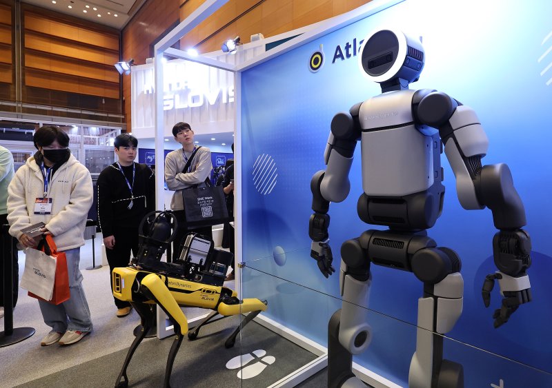 4일 서울 강남구 코엑스에서 열린 ‘2026 스마트공장·자동화산업전(AW 2026)’에서 관람객들이 아틀라스 양산형 모델을 관람하고 있다. ‘CES 2026’에서 처음 공개된 아틀라스가 한국에서 일반인을 대상으로 공개되는 것은 이번이 처음이다. 2026.3.4 ⓒ 뉴스1 박지혜 기자