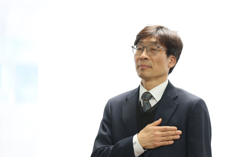 송상교 3기 진실·화해를위한과거사정리위원회 신임 위원장이 4일 오후 서울 중구 진실화해위원회 대회의실에서 열린 취임식에서 국기에 경례하고 있다. 2026.3.4 ⓒ 뉴스1 오대일 기자