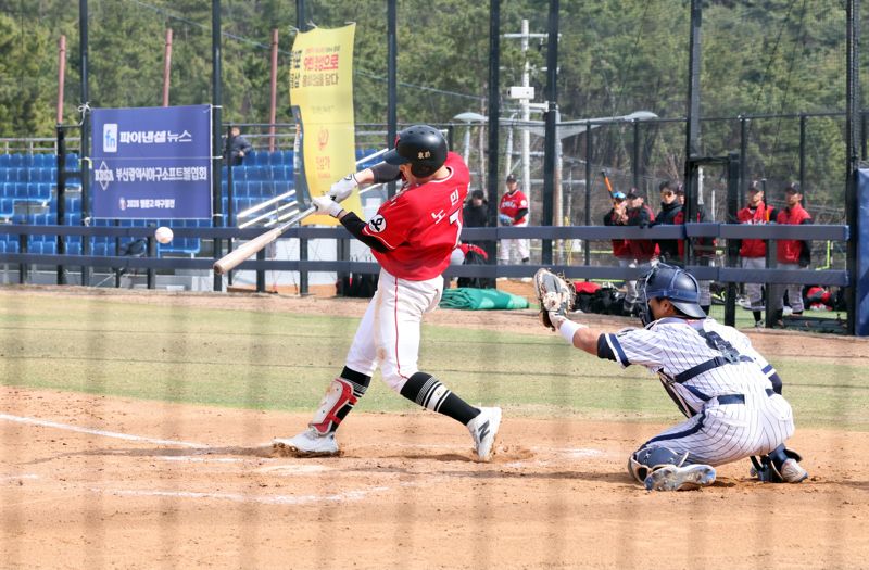 2026 명문고야구열전 네 번째 날인 4일 부산 기장현대차드림볼파크에서 열린 서울고:용마고의 준결승 경기에서 용마고 노민혁 선수가 타격하고 있다. 사진=박범준 기자