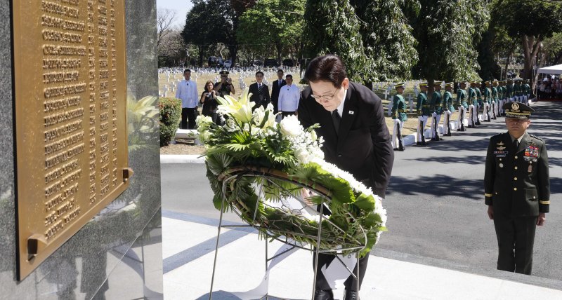 [마닐라=뉴시스] 최동준 기자 = 필리핀을 국빈 방문 중인 이재명 대통령이 4일(현지 시간) 마닐라 영웅묘지 한국전 참전기념비를 방문해 헌화하고 있다. 2026.03.04. photocdj@newsis.com