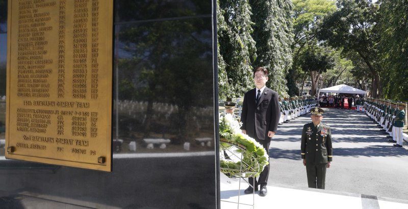[마닐라=뉴시스] 최동준 기자 = 필리핀을 국빈 방문 중인 이재명 대통령이 4일(현지 시간) 마닐라 영웅묘지 한국전 참전기념비를 방문해 헌화하고 있다. 2026.03.04. photocdj@newsis.com