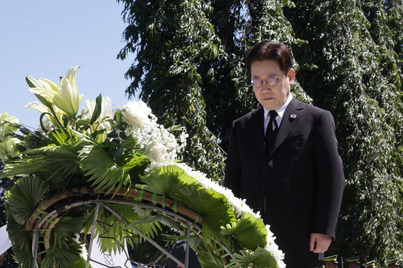 [마닐라=뉴시스] 최동준 기자 = 필리핀을 국빈 방문 중인 이재명 대통령이 4일(현지 시간) 마닐라 영웅묘지 한국전 참전기념비를 방문해 묵념하고 있다. 2026.03.04. photocdj@newsis.com