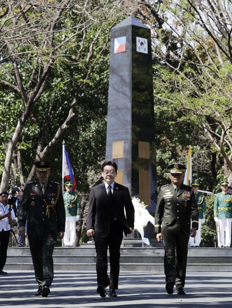 [마닐라=뉴시스] 최동준 기자 = 필리핀을 국빈 방문 중인 이재명 대통령이 4일(현지 시간) 마닐라 영웅묘지 한국전 참전기념비를 방문해 헌화를 마치고 이동하고 있다. 2026.03.04. photocdj@newsis.com