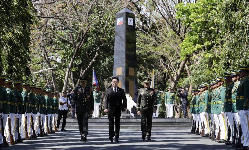 [마닐라=뉴시스] 최동준 기자 = 필리핀을 국빈 방문 중인 이재명 대통령이 4일(현지 시간) 마닐라 영웅묘지 한국전 참전기념비를 방문해 헌화를 마치고 이동하고 있다. 2026.03.04. photocdj@newsis.com
