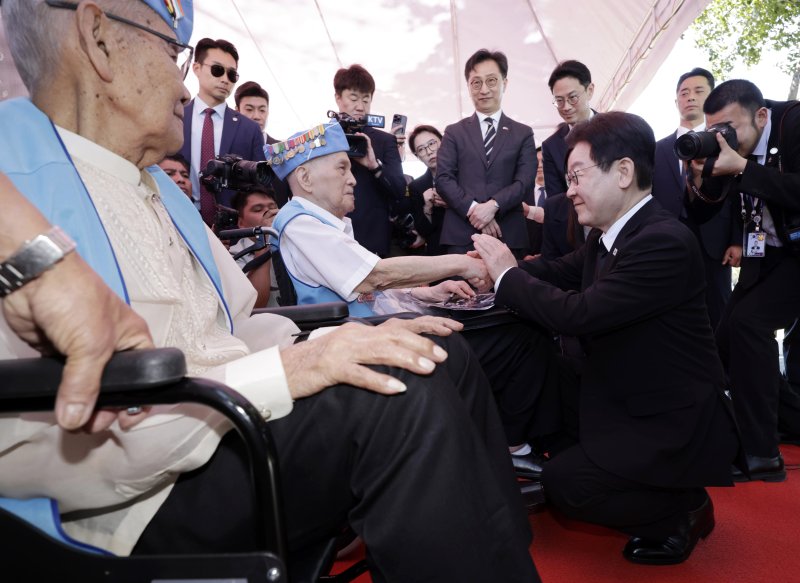 [마닐라=뉴시스] 최동준 기자 = 필리핀을 국빈 방문 중인 이재명 대통령이 4일(현지 시간) 마닐라 영웅묘지 한국전 참전기념비를 방문해 헌화를 마친 뒤 참전용사와 인사하고 있다. 이날 벤자민 산토스 한국전 참전용사, 로드리고 에레니오 한국전 참전용사, 프루덴시오 마누엘 한국전 참전용사가 참석했다. 2026.03.04. photocdj@newsis.com