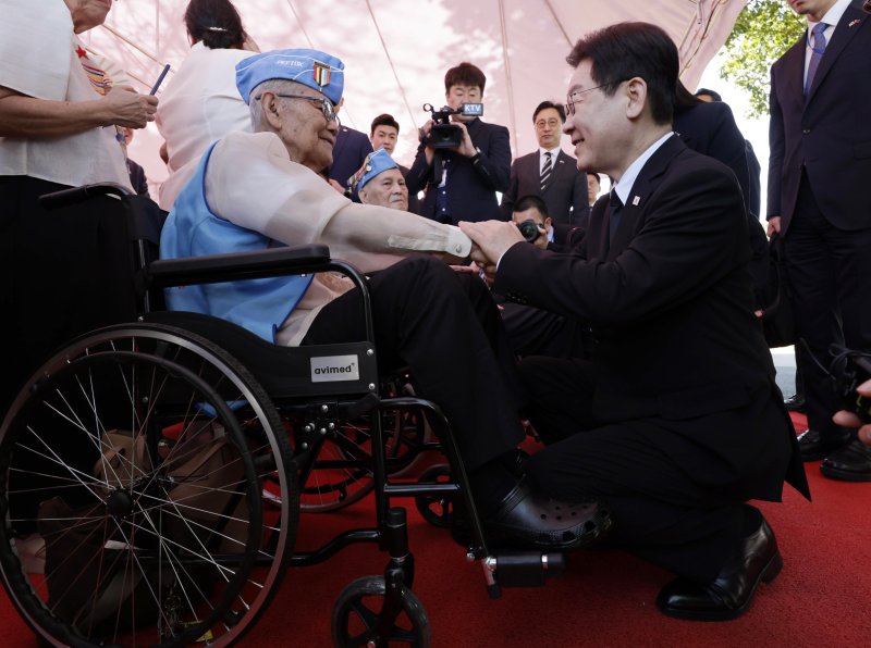 [마닐라=뉴시스] 최동준 기자 = 필리핀을 국빈 방문 중인 이재명 대통령이 4일(현지 시간) 마닐라 영웅묘지 한국전 참전기념비를 방문해 헌화를 마친 뒤 참전용사와 인사하고 있다. 이날 벤자민 산토스 한국전 참전용사, 로드리고 에레니오 한국전 참전용사, 프루덴시오 마누엘 한국전 참전용사가 참석했다. 2026.03.04. photocdj@newsis.com