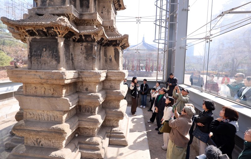 [서울=뉴시스] 이영환 기자 = 4일 오후 서울 종로구 탑골공원에서 시민들이 국보 2호 원각사지 십층석탑을 살펴보고 있다.종로구는 이날부터 15일까지 탑골공원 내 국보 2호 원각사지 십층석탑 내부를 시민에 공개한다. 1999년 산성비와 조류 배설물로부터 석탑을 보호하기 위해 유리 보호각을 설치한 이후 시민이 석탑 바로 앞까지 다가설 수 있게 된 것은 사실상 이번이 처음이다. 예약은 서울시 공공서비스예약 누리집을 통해 가능하며 1일 2회(회차별 최대 10명 선착순) 운영된다. 6,9,10일은 운영하지 않는다. 2026.03.04. 2