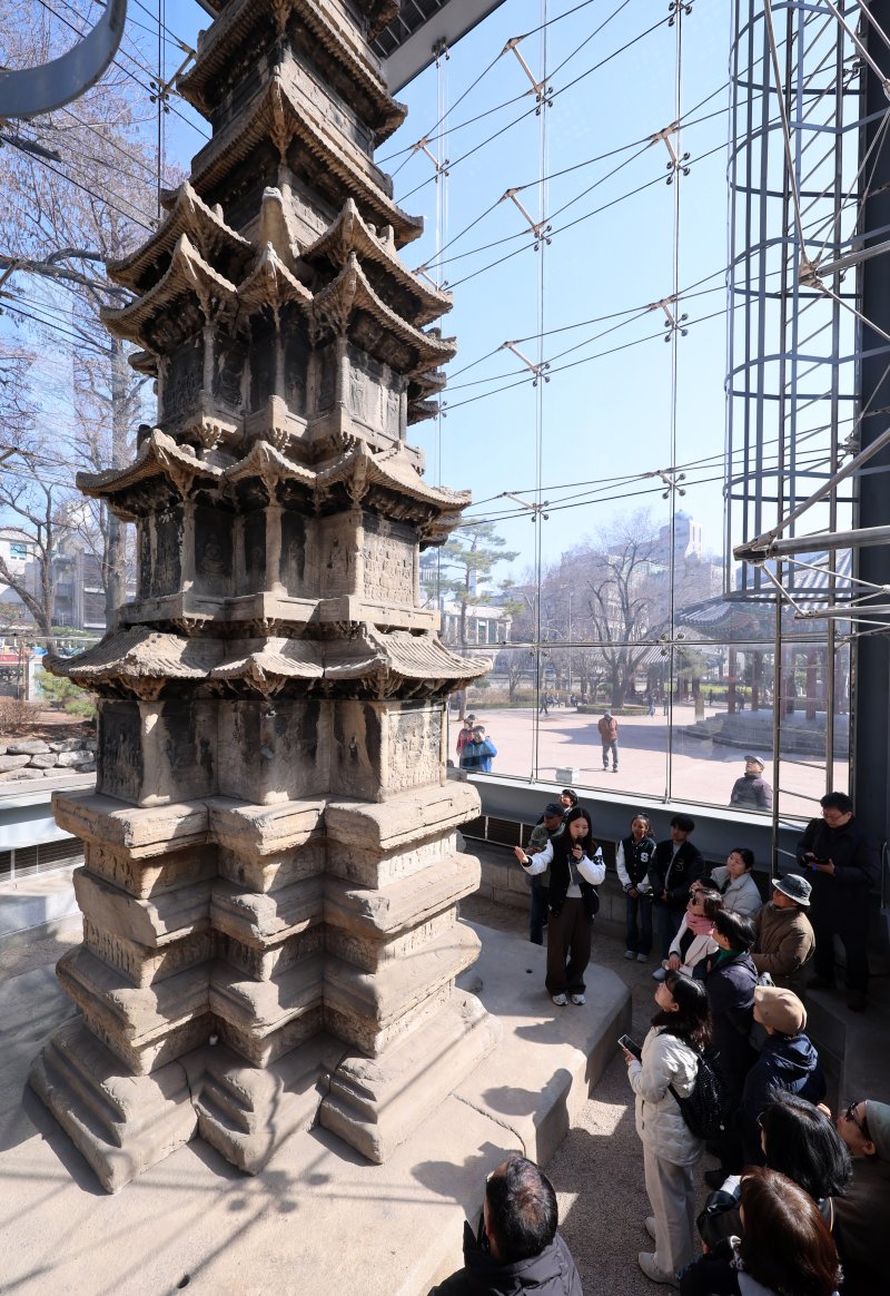 [서울=뉴시스] 이영환 기자 = 4일 오후 서울 종로구 탑골공원에서 시민들이 국보 2호 원각사지 십층석탑을 살펴보고 있다.종로구는 이날부터 15일까지 탑골공원 내 국보 2호 원각사지 십층석탑 내부를 시민에 공개한다. 1999년 산성비와 조류 배설물로부터 석탑을 보호하기 위해 유리 보호각을 설치한 이후 시민이 석탑 바로 앞까지 다가설 수 있게 된 것은 사실상 이번이 처음이다. 예약은 서울시 공공서비스예약 누리집을 통해 가능하며 1일 2회(회차별 최대 10명 선착순) 운영된다. 6,9,10일은 운영하지 않는다. 2026.03.04. 2