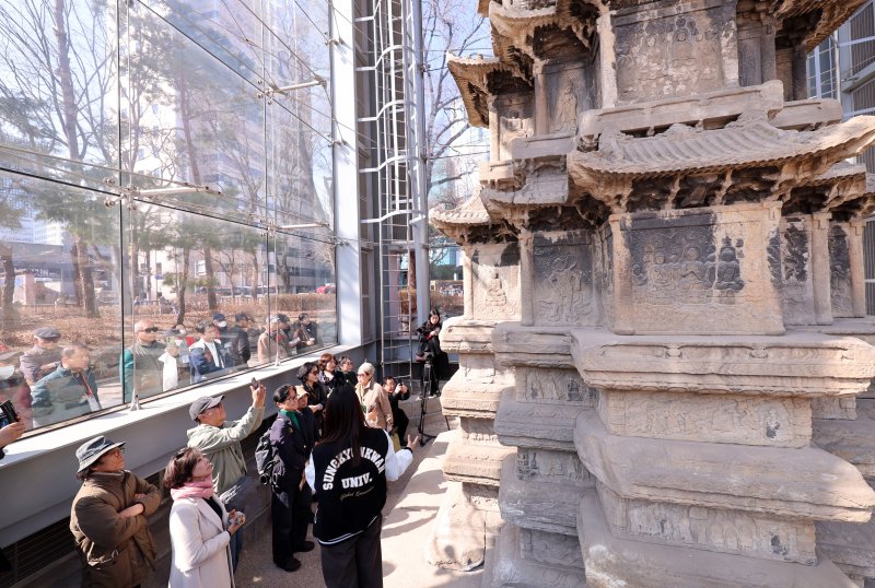 [서울=뉴시스] 이영환 기자 = 4일 오후 서울 종로구 탑골공원에서 시민들이 국보 2호 원각사지 십층석탑을 살펴보고 있다.종로구는 이날부터 15일까지 탑골공원 내 국보 2호 원각사지 십층석탑 내부를 시민에 공개한다. 1999년 산성비와 조류 배설물로부터 석탑을 보호하기 위해 유리 보호각을 설치한 이후 시민이 석탑 바로 앞까지 다가설 수 있게 된 것은 사실상 이번이 처음이다. 예약은 서울시 공공서비스예약 누리집을 통해 가능하며 1일 2회(회차별 최대 10명 선착순) 운영된다. 6,9,10일은 운영하지 않는다. 2026.03.04. 2