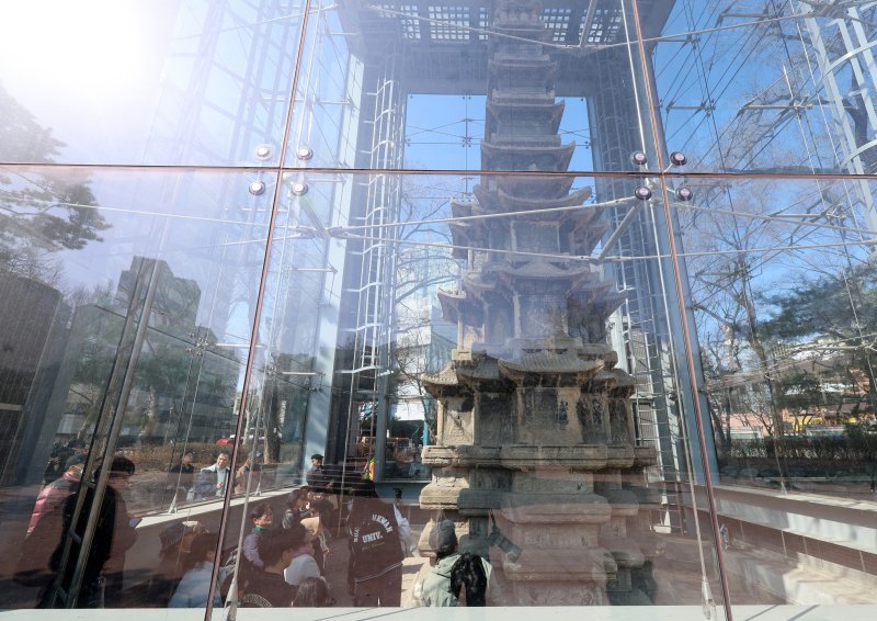 [서울=뉴시스] 이영환 기자 = 4일 오후 서울 종로구 탑골공원에서 시민들이 국보 2호 원각사지 십층석탑을 살펴보고 있다.종로구는 이날부터 15일까지 탑골공원 내 국보 2호 원각사지 십층석탑 내부를 시민에 공개한다. 1999년 산성비와 조류 배설물로부터 석탑을 보호하기 위해 유리 보호각을 설치한 이후 시민이 석탑 바로 앞까지 다가설 수 있게 된 것은 사실상 이번이 처음이다. 예약은 서울시 공공서비스예약 누리집을 통해 가능하며 1일 2회(회차별 최대 10명 선착순) 운영된다. 6,9,10일은 운영하지 않는다. 2026.03.04. 2