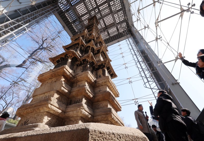 [서울=뉴시스] 이영환 기자 = 4일 오후 서울 종로구 탑골공원에서 시민들이 국보 2호 원각사지 십층석탑을 살펴보고 있다.종로구는 이날부터 15일까지 탑골공원 내 국보 2호 원각사지 십층석탑 내부를 시민에 공개한다. 1999년 산성비와 조류 배설물로부터 석탑을 보호하기 위해 유리 보호각을 설치한 이후 시민이 석탑 바로 앞까지 다가설 수 있게 된 것은 사실상 이번이 처음이다. 예약은 서울시 공공서비스예약 누리집을 통해 가능하며 1일 2회(회차별 최대 10명 선착순) 운영된다. 6,9,10일은 운영하지 않는다. 2026.03.04. 2