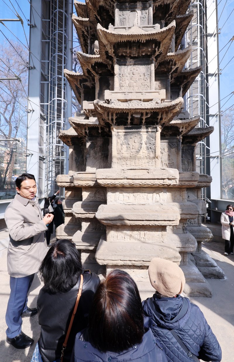 [서울=뉴시스] 이영환 기자 = 4일 오후 서울 종로구 탑골공원에서 시민들이 국보 2호 원각사지 십층석탑을 살펴보고 있다.종로구는 이날부터 15일까지 탑골공원 내 국보 2호 원각사지 십층석탑 내부를 시민에 공개한다. 1999년 산성비와 조류 배설물로부터 석탑을 보호하기 위해 유리 보호각을 설치한 이후 시민이 석탑 바로 앞까지 다가설 수 있게 된 것은 사실상 이번이 처음이다. 예약은 서울시 공공서비스예약 누리집을 통해 가능하며 1일 2회(회차별 최대 10명 선착순) 운영된다. 6,9,10일은 운영하지 않는다. 2026.03.04. 2