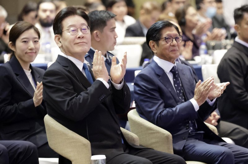 [마닐라=뉴시스] 최동준 기자 = 필리핀을 국빈 방문 중인 이재명 대통령과 페르디난드 로무알데즈 마르코스 주니어 대통령이 4일(현지 시간) 마닐라 한 호텔에서 열린 한-필리핀 비즈니스 포럼에서 박수치고 있다. 2026.03.04. photocdj@newsis.com