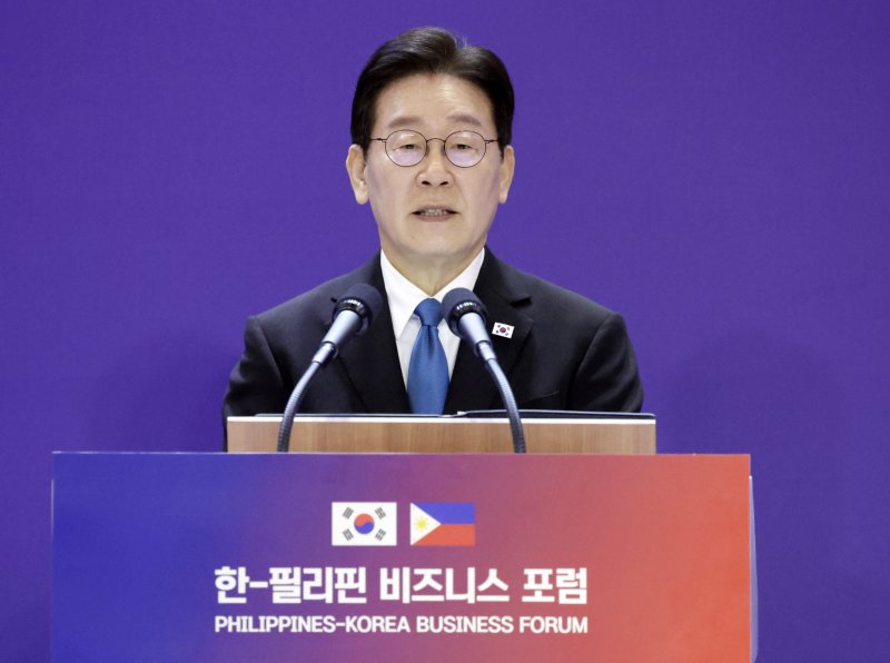 [마닐라=뉴시스] 최동준 기자 = 필리핀을 국빈 방문 중인 이재명 대통령이 4일(현지 시간) 마닐라 한 호텔에서 열린 한-필리핀 비즈니스 포럼에서 축사하고 있다. 2026.03.04. photocdj@newsis.com