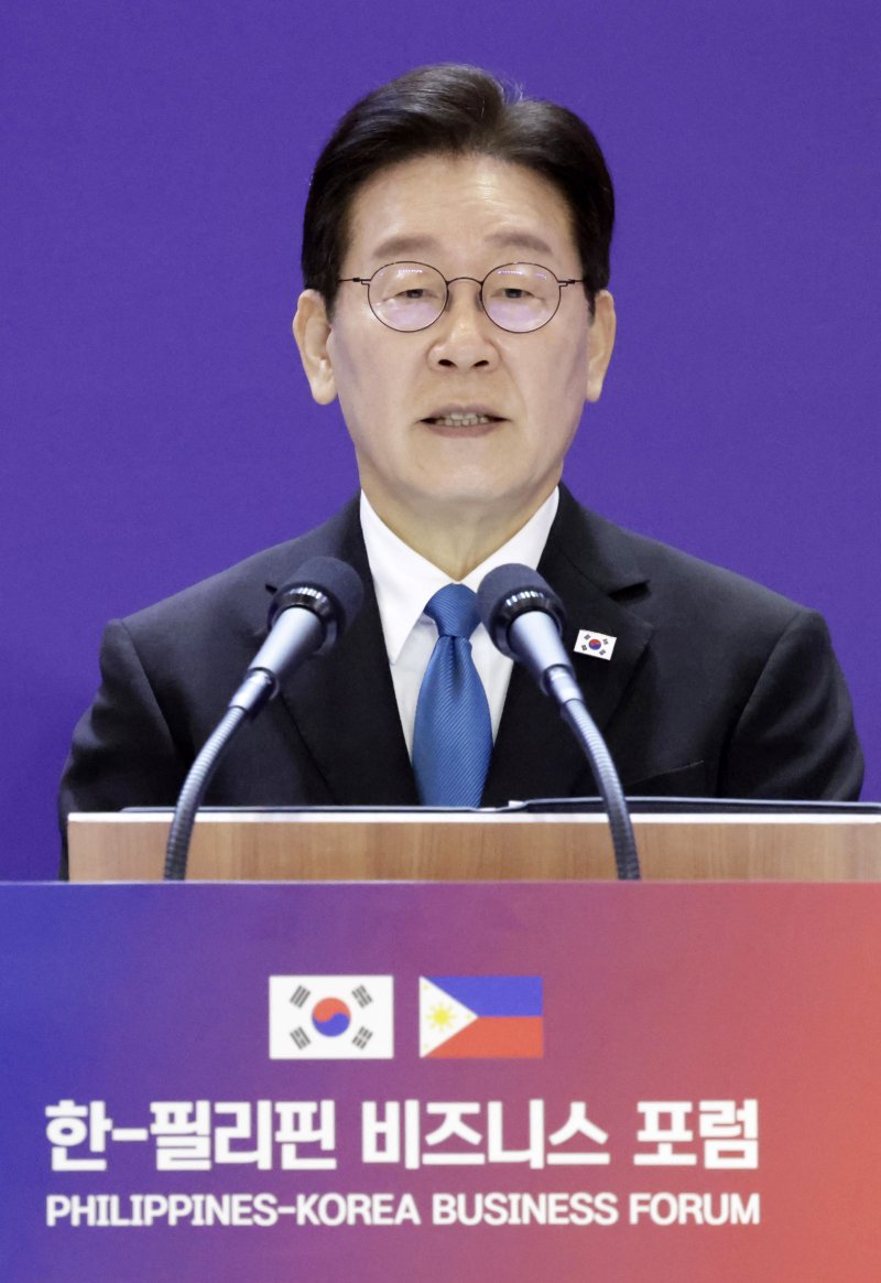 [마닐라=뉴시스] 최동준 기자 = 필리핀을 국빈 방문 중인 이재명 대통령이 4일(현지 시간) 마닐라 한 호텔에서 열린 한-필리핀 비즈니스 포럼에서 축사하고 있다. 2026.03.04. photocdj@newsis.com
