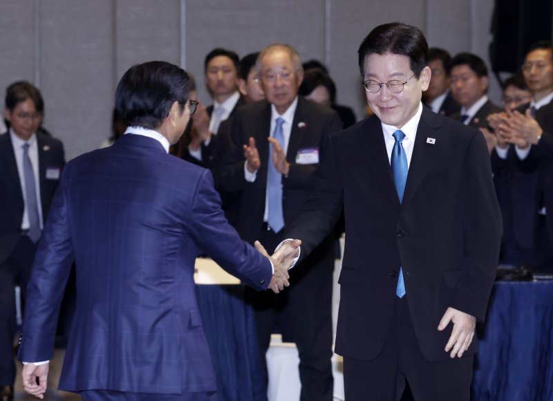 [마닐라=뉴시스] 최동준 기자 = 필리핀을 국빈 방문 중인 이재명 대통령이 4일(현지 시간) 마닐라 한 호텔에서 열린 한-필리핀 비즈니스 포럼에 참석해 페르디난드 로무알데즈 마르코스 주니어 대통령과 악수하고 있다. 2026.03.04. photocdj@newsis.com