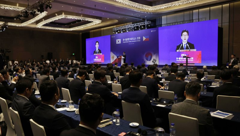 [마닐라=뉴시스] 최동준 기자 = 필리핀을 국빈 방문 중인 이재명 대통령이 4일(현지 시간) 마닐라 한 호텔에서 열린 한-필리핀 비즈니스 포럼에서 축사하고 있다. 2026.03.04. photocdj@newsis.com