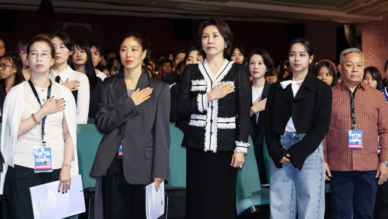 [마닐라=뉴시스] 최동준 기자 = 김혜경 여사가 4일(현지 시간) 필리핀 마닐라 메트로폴리탄 극장에서 열린 '모두의 케이팝 축제'를 방문해 국민의례를 하고 있다. 2026.03.04. photocdj@newsis.com