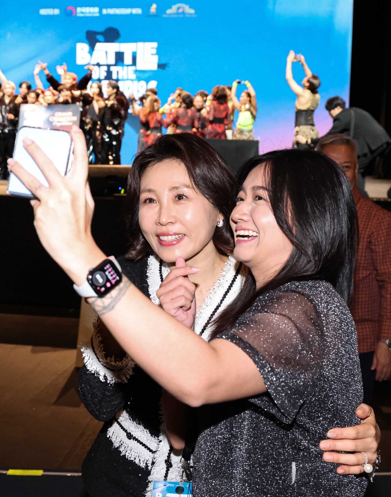 [마닐라=뉴시스] 최동준 기자 = 김혜경 여사가 4일(현지 시간) 필리핀 마닐라 메트로폴리탄 극장에서 열린 '모두의 케이팝 축제'를 방문해 참석자들과 기념촬영을 하고 있다. 2026.03.04. photocdj@newsis.com