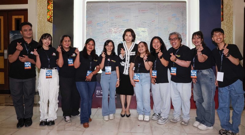 [마닐라=뉴시스] 최동준 기자 = 김혜경 여사가 4일(현지 시간) 필리핀 마닐라 메트로폴리탄 극장에서 열린 '모두의 케이팝 축제'를 방문해 자원봉사자들과 기념촬영을 하고 있다. 2026.03.04. photocdj@newsis.com