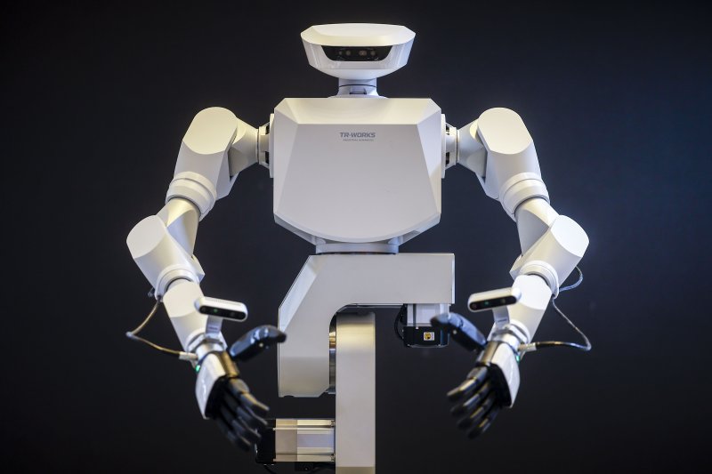 [서울=뉴시스] 정병혁 기자 = 4일 서울 강남구 코엑스에서 열린 2026 스마트공장·자동화산업전에서 티로보틱스의 주행형 휴머노이드 로봇이 시연되고 있다. 2026.03.04. jhope@newsis.com