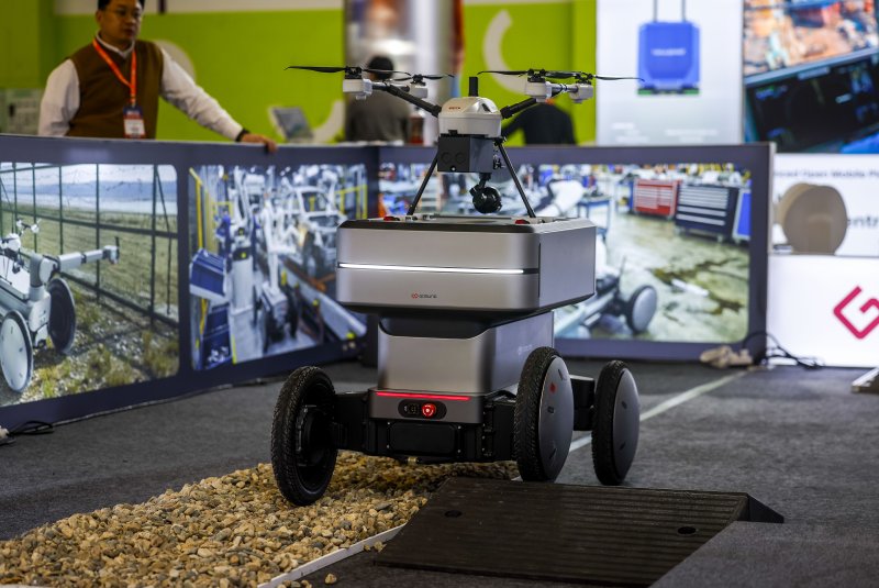 [서울=뉴시스] 정병혁 기자 = 4일 서울 강남구 코엑스에서 열린 2026 스마트공장·자동화산업전에서 고성엔지니어링의 모베드를 이용한 드론스테이션이 시연되고 있다. 2026.03.04. jhope@newsis.com