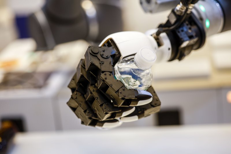 [서울=뉴시스] 정병혁 기자 = 4일 서울 강남구 코엑스에서 열린 2026 스마트공장·자동화산업전에서 로봇팔이 전시되어 있다. 2026.03.04. jhope@newsis.com