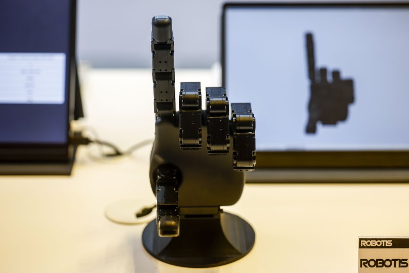 [서울=뉴시스] 정병혁 기자 = 4일 서울 강남구 코엑스에서 열린 2026 스마트공장·자동화산업전에서 로봇팔이 전시되어 있다. 2026.03.04. jhope@newsis.com