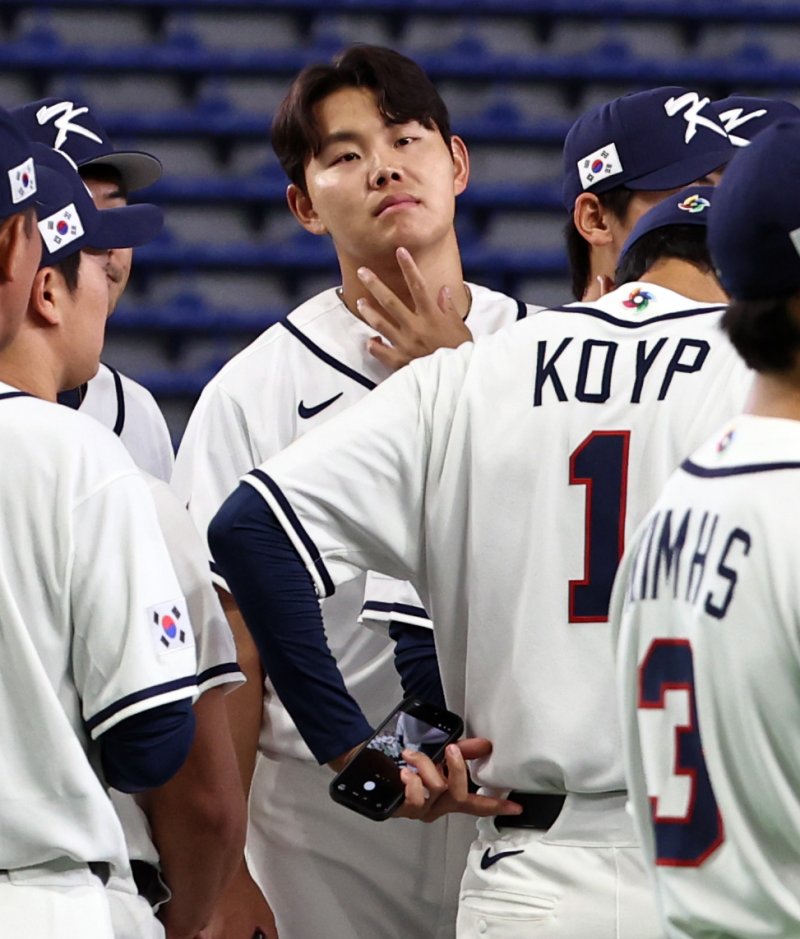 2026 월드베이스볼클래식(WBC) 대한민국 국가대표팀 소형준이 4일 일본 도쿄돔에서 훈련을 마친 뒤 생각에 잠겨 있다. 소형준은 오는 5일 열리는 치코와의 1차전 경기에 선발 출전할 예정이다. 2026.3.4 ⓒ 뉴스1 구윤성 기자