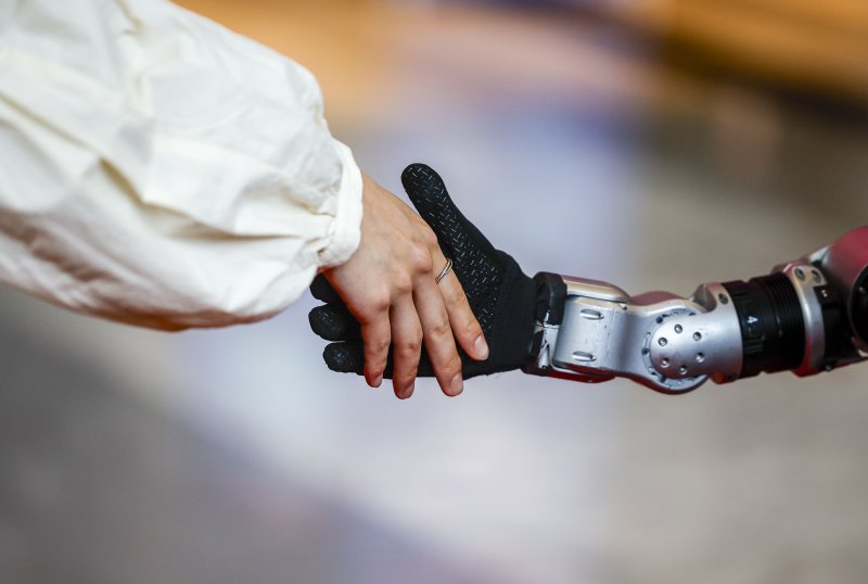 [서울=뉴시스] 정병혁 기자 = 4일 서울 강남구 코엑스에서 열린 2026 스마트공장·자동화산업전에서 직원이 유니트리의 휴머노이드 로봇 G1과 악수를 하고 있다. 2026.03.04. jhope@newsis.com