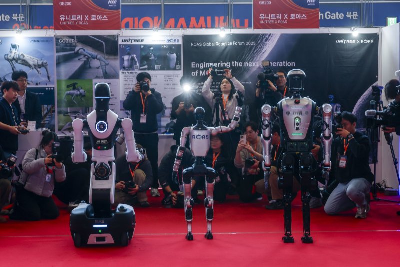 [서울=뉴시스] 정병혁 기자 = 4일 서울 강남구 코엑스에서 열린 2026 스마트공장·자동화산업전에서 중국기업의 휴머노이드 로봇이 전시되어 있다. 2026.03.04. jhope@newsis.com