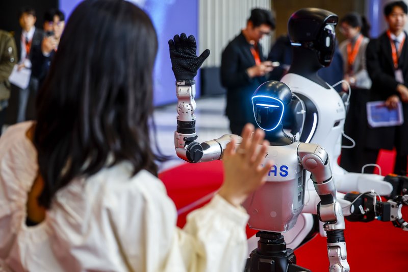 [서울=뉴시스] 정병혁 기자 = 4일 서울 강남구 코엑스에서 열린 2026 스마트공장·자동화산업전에서 직원이 유니트리의 휴머노이드 로봇 G1과 인사를 나누고 있다. 2026.03.04. jhope@newsis.com