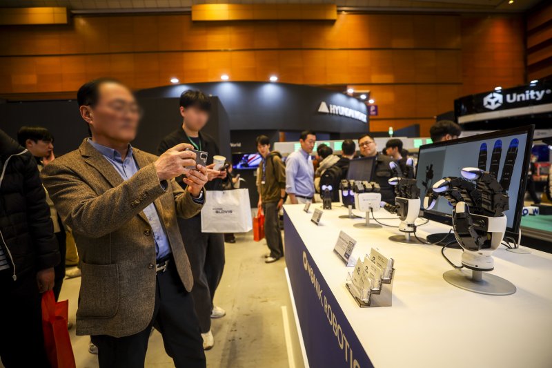 [서울=뉴시스] 정병혁 기자 = 4일 서울 강남구 코엑스에서 열린 2026 스마트공장·자동화산업전에서 로봇팔이 전시되어 있다. 2026.03.04. jhope@newsis.com