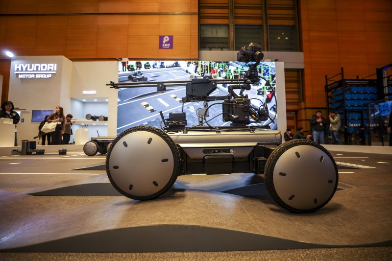 [서울=뉴시스] 정병혁 기자 = 4일 서울 강남구 코엑스에서 열린 2026 스마트공장·자동화산업전에서 현대자동차그룹 로보틱스랩의 소형 모빌리티 플랫폼 '모베드(MobED)'의 시연이 진행되고 있다. 2026.03.04. jhope@newsis.com