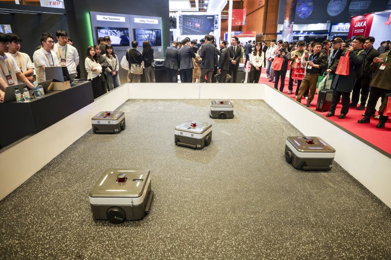 [서울=뉴시스] 정병혁 기자 = 4일 서울 강남구 코엑스에서 열린 2026 스마트공장·자동화산업전에 현대무벡스의 자율이동로봇이 시연되고 있다. 2026.03.04. jhope@newsis.com
