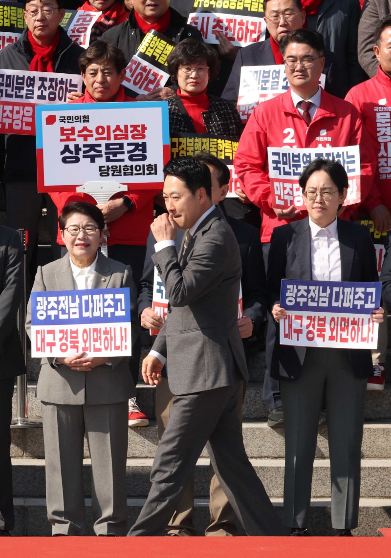 [서울=뉴시스] 조성봉 기자 = 장동혁 국민의힘 대표가 4일 오후 서울 여의도 국회 본청 계단에서 열린 '대구경북행정통합특별법 통과 촉구 대구경북 결의대회'에서 발언을 하기 위해 연단으로 향하고 있다. 2026.03.04. suncho21@newsis.com